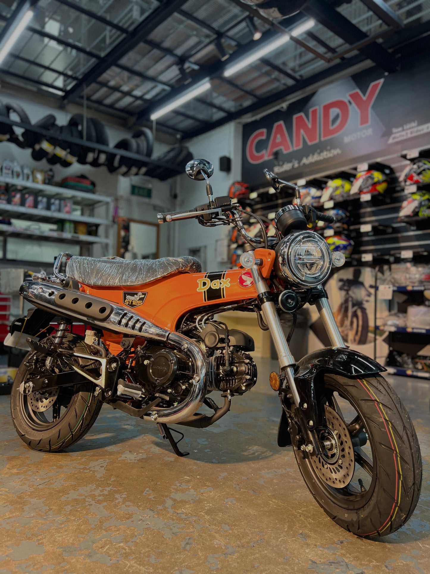 HONDA ST125 DAX Orange Motorbike